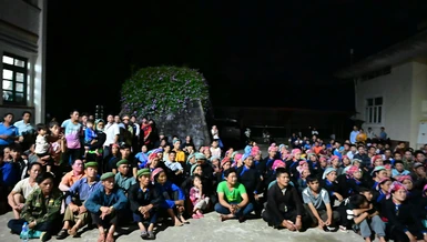 Bà con có mặt tại trụ sở Đảng ủy - HĐND - UBND - Ủy ban MTTQVN xã Bản Liền (H.Bắc Hà, tỉnh Lào Cai) để nhận quà của chư Tăng Ni, Phật tử TP.Hải Phòng