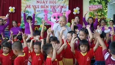 Ni trưởng Tịnh Nghiêm bên các em trong ngày khai giảng