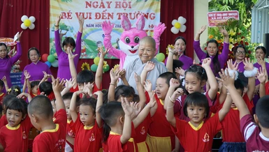 Ni trưởng Tịnh Nghiêm bên các em trong ngày khai giảng
