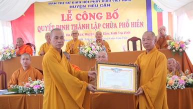 Hòa thượng Thích Huệ Pháp trao quyết định thành lập chùa Phổ Hiền đến Ban Trị sự Phật giáo H.Tiểu Cần 