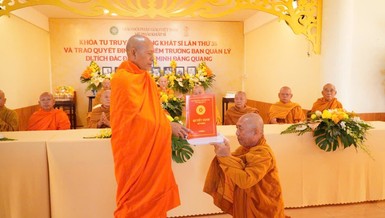 Hòa thượng Danh Đổng trao quyết định bổ nhiệm Hòa thượng Thích Minh Hóa làm Trưởng ban Quản lý Di tích đắc đạo Tổ sư Minh Đăng Quang