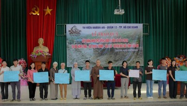 Trao bảng tượng trưng hỗ trợ xây dựng nhà cho đồng bào bị bão lũ tại H.Bát Xát, Lào Cai