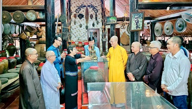 Chủ nhân Bảo tàng tư nhân Tâm An Viên Lê Thị Lý hiến tặng pho tượng Phật cổ đến Trung tâm Lưu trữ và Nghiên cứu thuộc Học viện Phật giáo VN tại Huế