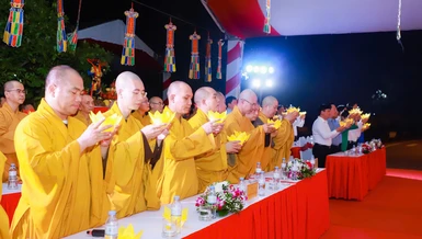 Dâng hoa đăng cầu nguyện anh linh các anh hùng, liệt sĩ đã hy sinh tại Truông Bồn 