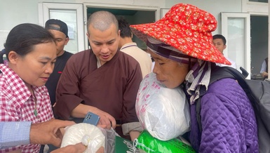 Đại đức Thích Nguyên Hiếu trao quà đến bà con nghèo tại thôn A Xóc-Cha Lỳ, xã Hướng Lập, H.Hướng Hóa, Quảng Trị