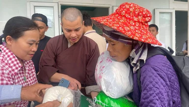 Đại đức Thích Nguyên Hiếu trao quà đến bà con nghèo tại thôn A Xóc-Cha Lỳ, xã Hướng Lập, H.Hướng Hóa, Quảng Trị