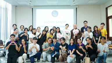 Thầy Đức Quang cùng các bạn trẻ trong một buổi thảo luận với chủ đề "Tràng hạt yêu thương"