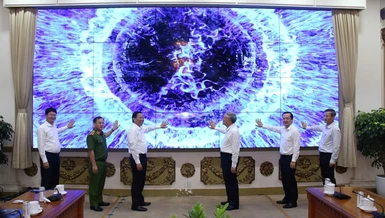 Phó Thủ tướng Thường trực Chính phủ Nguyễn Hòa Bình; Chủ tịch UBND TP.HCM Phan Văn Mãi cùng các đại biểu thực hiện nghi thức ra mắt ứng dụng Công dân số TP.HCM