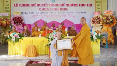 Hòa thượng Thích Huệ Pháp, Phó ban Trị sự kiêm Trưởng ban Tăng sự GHPGVN tỉnh Trà Vinh trao quyết định bổ nhiệm trụ trì chùa Linh Ứng đến Sư cô Thích nữ Thiên Thanh 