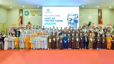 Các học viên tham dự Khóa bồi dưỡng thiết kế truyền thông do Ban Thông tin - Truyền thông GHPGVN TP.HCM lần đầu tiên tổ chức chụp ảnh lưu niệm cùng chư tôn đức, giảng viên tại lễ bế mạc - Ảnh: Quảng Đạo/BGN