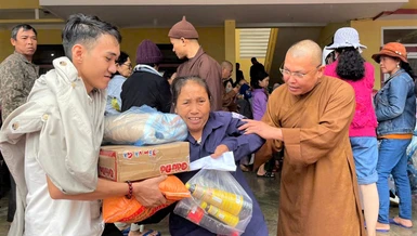 Bình Thuận: Ban Từ thiện xã hội Phật giáo tỉnh tặng quà đến bà con bị thiên tai bão lũ