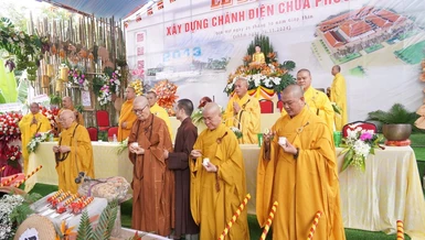 Chư tôn đức cử hành nghi thức sái tịnh