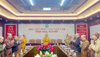 Chư tôn đức niệm Phật cầu gia hộ trước khi tiến hành phiên họp