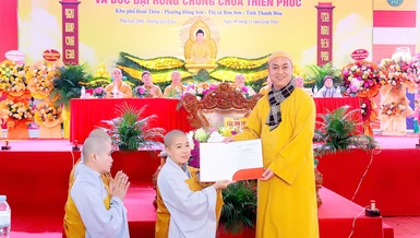 Thượng tọa Thích Tâm Minh, Phó Trưởng ban Thường trực Ban Trị sự GHPGVN tỉnh Thanh Hóa trao quyết định bổ nhiệm trụ trì chùa Thiên Phúc đến Sư cô Thích nữ Tịnh Nhãn