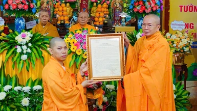Hòa thượng Thích Đồng Quả trao quyết định bổ nhiệm trụ trì chùa Hòa Đồng đến Đại đức Thích Đồng Tâm