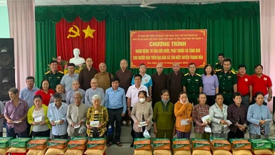 Ban Trị sự Phật giáo Q.8 trao quà đến bà con H.Thạnh Hóa (Long An)