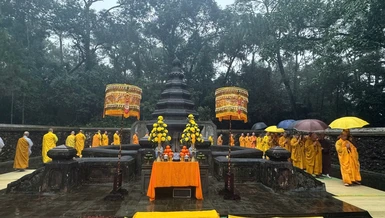 Chư Tăng Ni hữu nhiễu bảo tháp Tổ sư Liễu Quán 