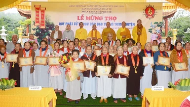 120 Phật tử cao niên đang sinh hoạt, tu học tại các đạo tràng trên địa bàn H.Gio Linh được mừng thọ