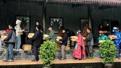 Người dân đến chùa Cao Xá (H.Quảng Điền) nhận quà trong cơn mưa xứ Huế