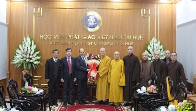 Hòa thượng Thích Hải Ấn tặng hoa đến Đại sứ Ấn Độ Sandeep Arya nhân dịp đến thăm Học viện Phật giáo VN tại Huế