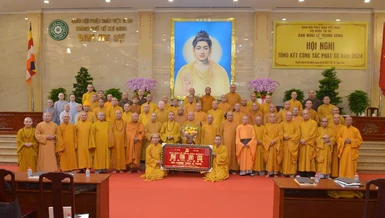 Chư tôn đức Ban Nghi lễ T.Ư dâng khánh vàng và tặng hoa chúc mừng Hòa thượng Thích Lệ Trang được suy cử Phó Chủ tịch Hội đồng Trị sự - Ảnh: Bảo Toàn/BGN
