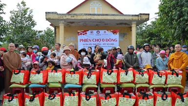 "Phiên chợ 0 đồng" hỗ trợ 350 hộ dân có hoàn cảnh khó khăn tại buôn Liêng Krắk, xã Krông Nô, huyện Lắk, tỉnh Đắk Lắk