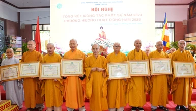 Trao Bằng tuyên dương công đức đến tập thể, cá nhân tiêu biểu