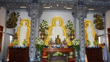 Tôn tượng Phật và Bồ-tát được an vị tại chánh điện chùa Thạch Hãn