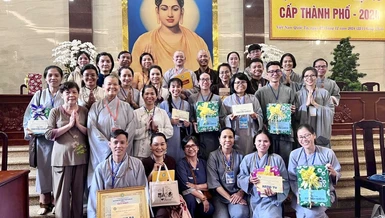 Hồng Nhân (giải ba) lưu niệm bên quý Thầy và các bạn đạo tại cuộc thi - Ảnh: NVCC