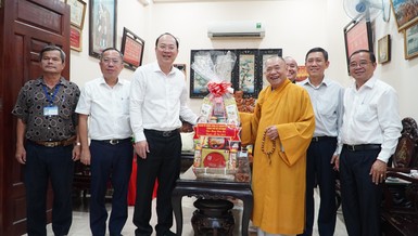 Đoàn Thành ủy, HĐND, UBND, Ủy ban MTTQVN TP.HCM đến thăm, chúc Tết Trưởng lão Hòa thượng Thích Thiện Pháp - Ảnh: NLĐ