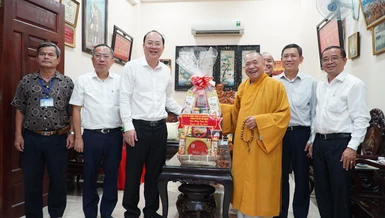 Đoàn Thành ủy, HĐND, UBND, Ủy ban MTTQVN TP.HCM đến thăm, chúc Tết Trưởng lão Hòa thượng Thích Thiện Pháp - Ảnh: NLĐ
