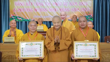 Trưởng lão Hòa thượng Thích Thanh Hùng trao Bằng tuyên dương công đức đến các thành viên của Phân ban Từ thiện xã hội Giáo dục T.Ư