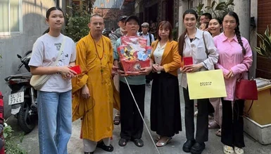 Chùa Vĩnh Hạnh tặng quà đến Phật tử khiếm thị
