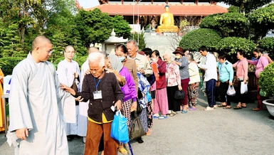 Chư Ni hướng dẫn bà con khiếm thị xếp hàng nhận quà