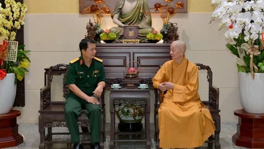 Đức Pháp chủ GHPGVN với Phó Chủ nhiệm Chính trị Bộ Tư lệnh TP.HCM Nguyễn Văn Trung