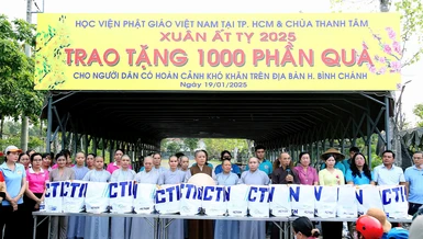 1.000 phần quà được trao tặng đến người dân có hoàn cảnh khó khăn trên địa bàn H.Bình Chánh