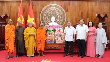 Chư tôn đức Ban Trị sự GHPGVN tỉnh Trà Vinh, TP.Trà Vinh, Hội Đoàn kết Sư sãi yêu nước tỉnh chúc Tết Ất Tỵ đến lãnh đạo Tỉnh ủy, HĐND, UBND, UBMTTQVN cùng các sở, ban ngành tỉnh 