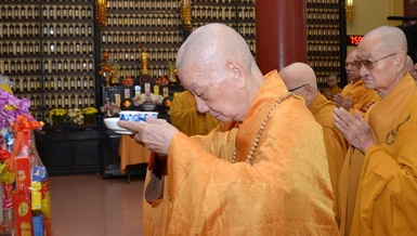 Đức Pháp chủ GHPGVN dâng trà cúng dường Giác linh Trưởng lão Hòa thượng Thích Thiện Hòa - Ảnh: Bảo Toàn/BGN