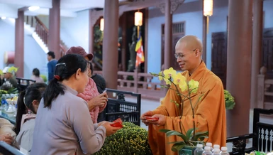 Thầy trụ trì chùa Phước Hưng trao lộc đầu xuân đến các Phật tử