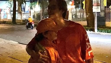 Ca sĩ Hà Anh Tuấn chia sẻ câu chuyện về đôi vợ chồng người quét đường trong đêm giao thừa