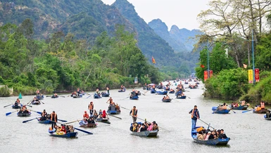 Người dân nô nức trẩy hội chùa Hương - Ảnh: Giang Huy