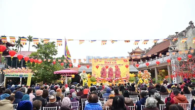 Quang cảnh buổi lễ rót đồng đúc tôn tượng thất Phật Dược Sư tại chùa Hào Quang