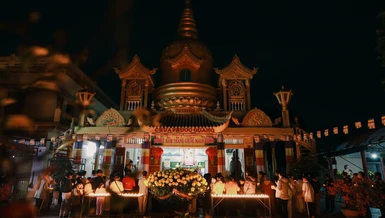 Ngôi Phật điện chùa Phước Quang lung linh trong ánh sáng đêm rằm tháng Giêng