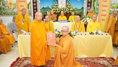 Hòa thượng Thích Giác Nhân trao quyết định bổ nhiệm trụ trì tịnh xá Ngọc Mỹ đến Ni sư Thích nữ Thùy Liên