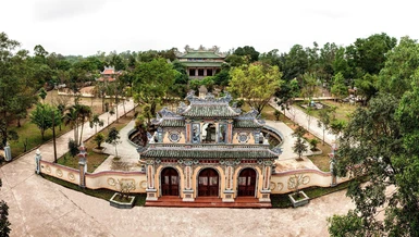 Tổ đình Sắc tứ Tịnh Quang mang nét cổ kính, trang nghiêm tọa lạc ở vùng đất Quảng Trị đầy nắng gió