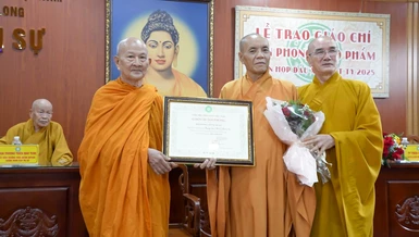 Trao Giáo chỉ và tặng hoa chúc mừng chư tôn đức được tấn phong giáo phẩm