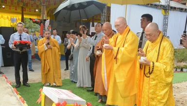 Chư tôn đức cử hành nghi thức sái tịnh