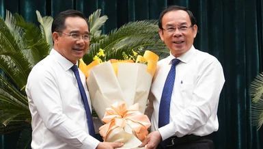 Bí thư Nguyễn Văn Nên (phải) trao hoa chúc mừng tân Chủ tịch UBND TP.HCM Nguyễn Văn Được 