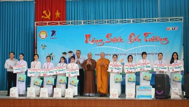 Các em học sinh nhận học bổng từ chương trình "Nâng bước đến trường"