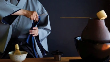 Từ xuất phát điểm là phong cách thưởng trà trong chốn thiền môn, trà đạo đã được phát triển, biến đổi để trở thành một hình thái được truyền bá ra thế tục với những chuẩn định mang tính nghi thức và nghệ thuật